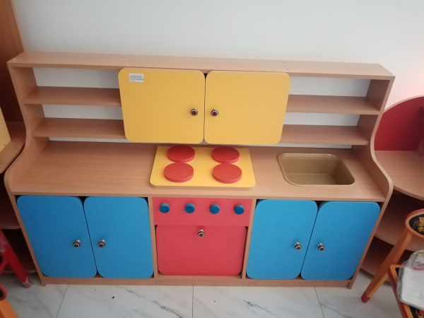 Кухонька детская (малая). Габариты: 1500*400*1000мм. Материал: ЛДСП. Цвет: бук, фасад желтый (вар.1)