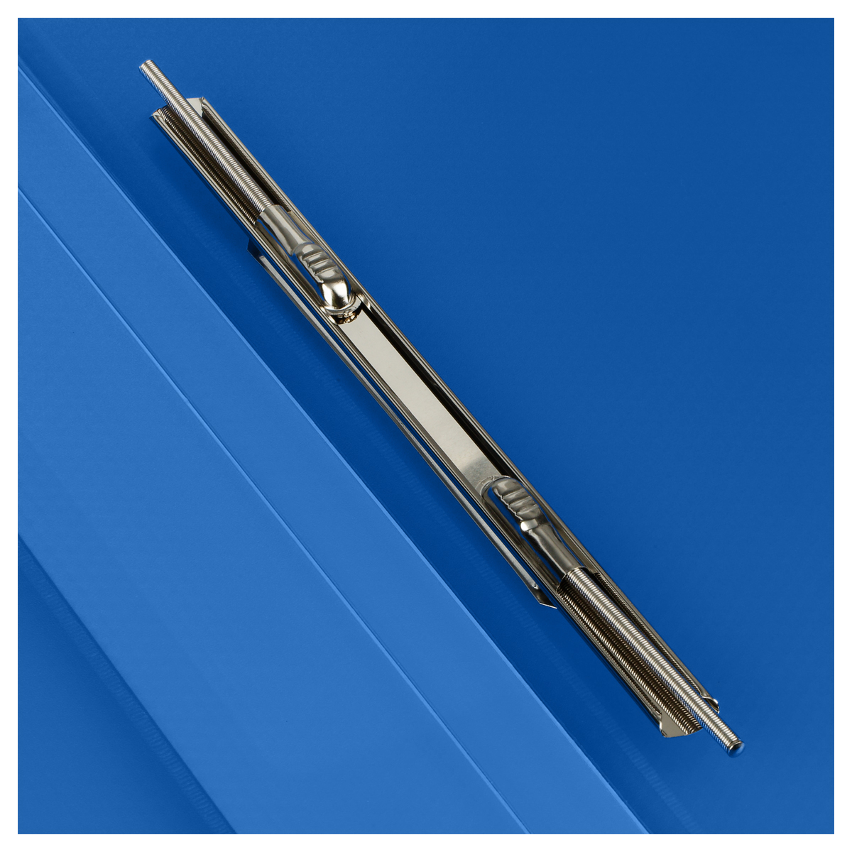 Папка с пружинным cкоросшивателем СТАММ "Кристалл" А4, 17мм, 700мкм, пластик, синяя