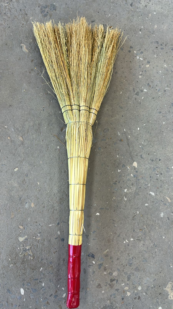 Веник ЛЮКС 4-х лучевой, стальная пловолка, красная ручка, Узбекистан