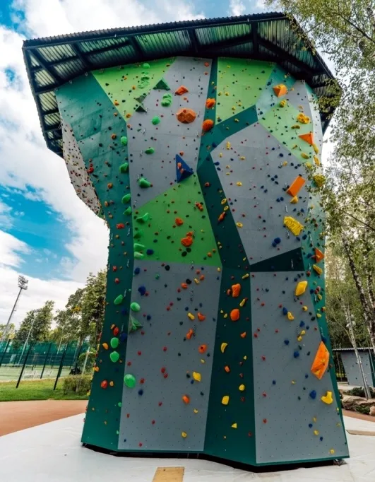 Уличный скалодром